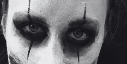 Détail des yeux d’un personnage maquillé, recadrage d’archive HX