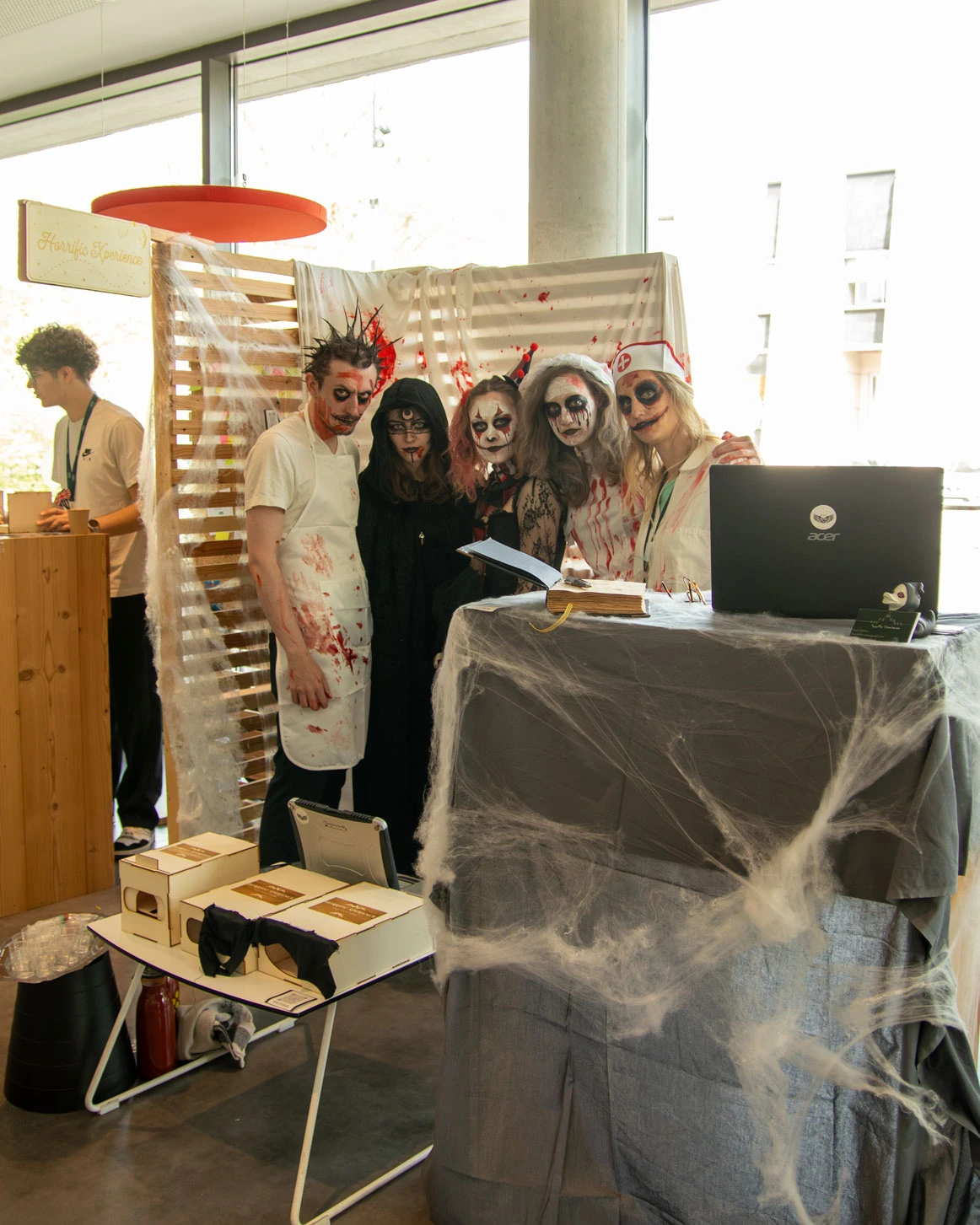 Équipe costumée au stand Horrific Xperience, archive publiée dans la fiche Proj’Expo 2024